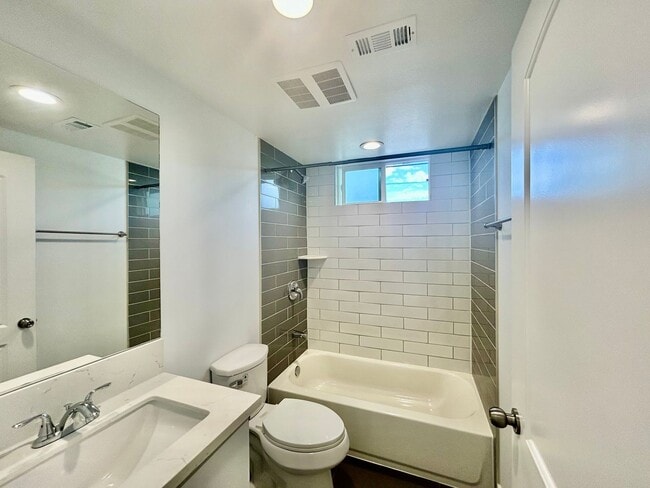 Building Photo - NewB La T 8418