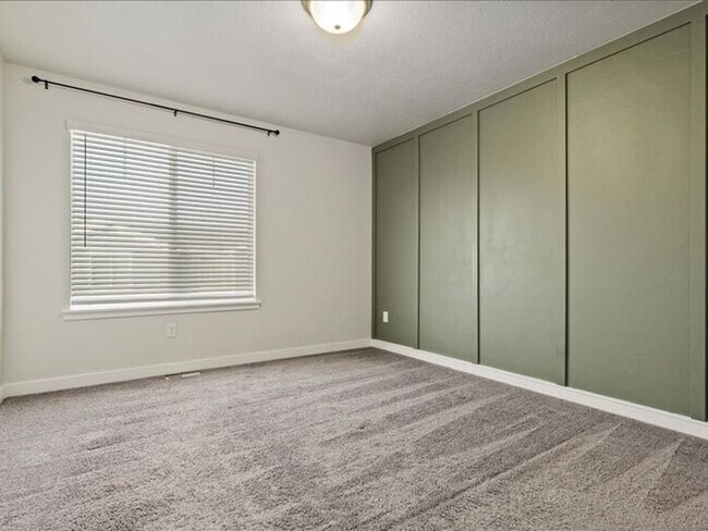 Building Photo - RIVERTON 3 BED, 2.5 BATH TOWNHOME