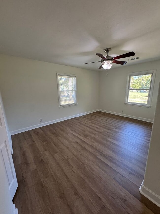 Building Photo - 3 Bed / 2 bath on 1.2 ACRES - 3 car garage...