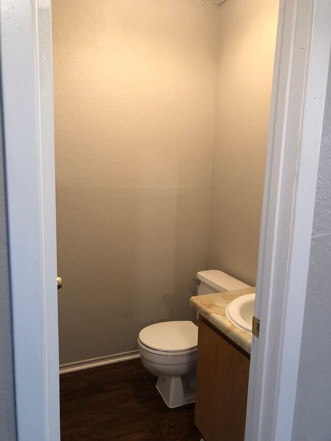 Building Photo - 909 NW Summercrest Blvd