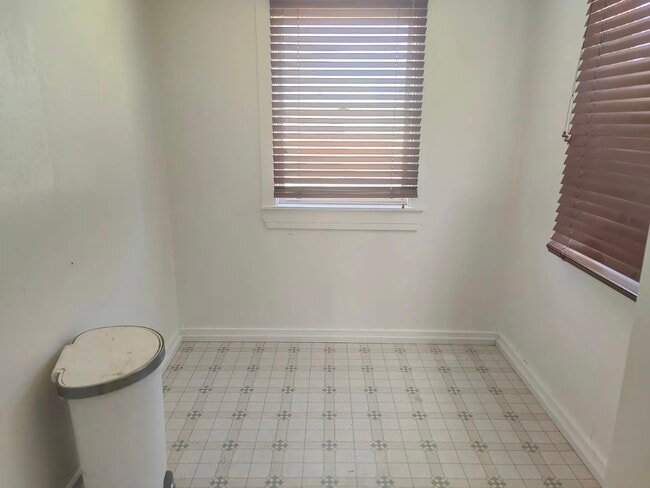 Building Photo - 360 W 8th S St