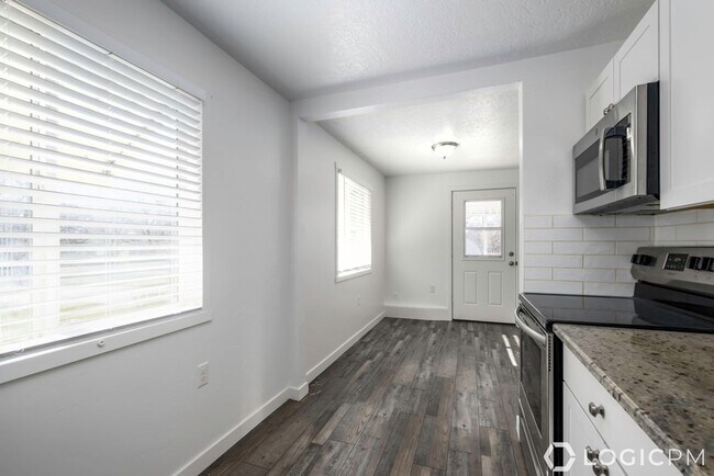 Building Photo - 1238 Oak St