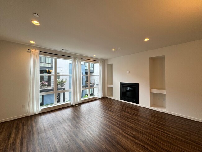 Building Photo - Luxury townhouse for rent