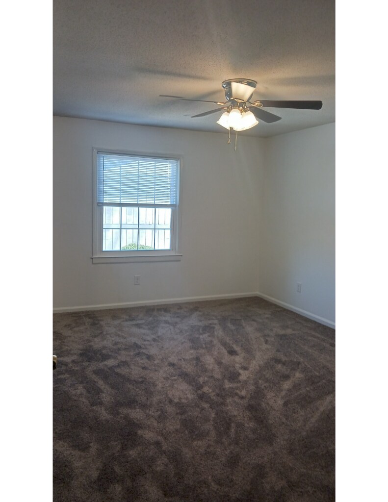 Building Photo - 115 Eastcliff Dr SE