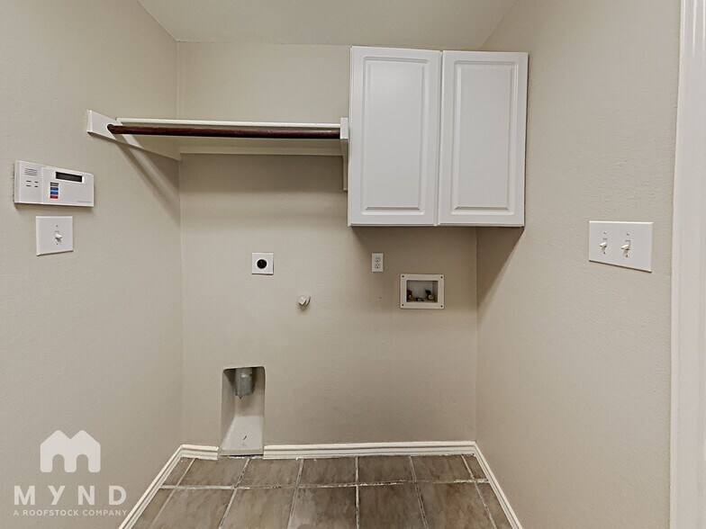 Building Photo - 1002 Camp Verde Dr
