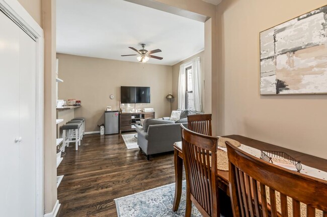Building Photo - 3 bedroom in Chicago IL 60657
