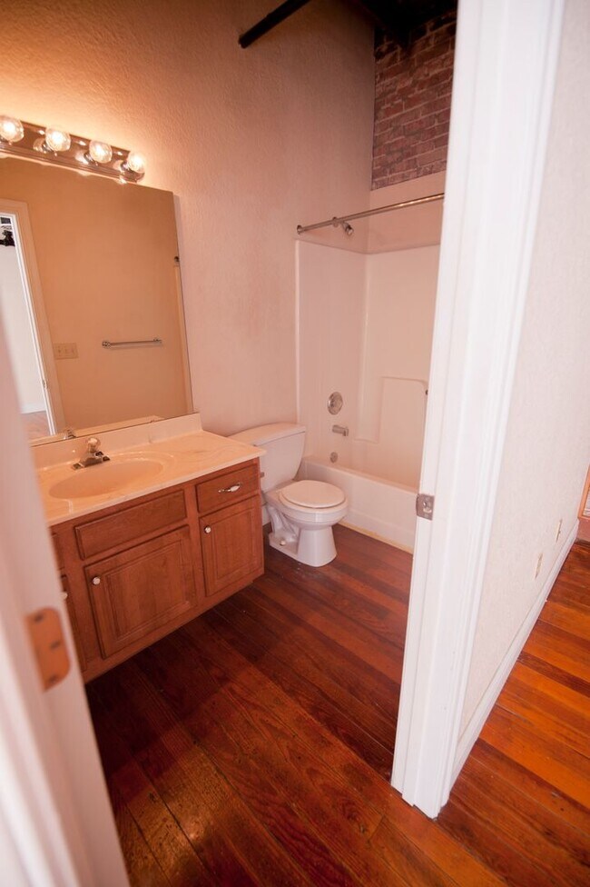 Building Photo - Market 202