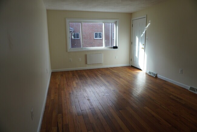 Building Photo - 21 Oxford Cir