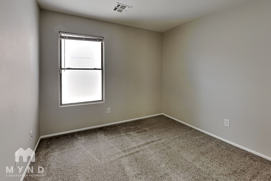 Building Photo - 714 E Lovegrass Dr