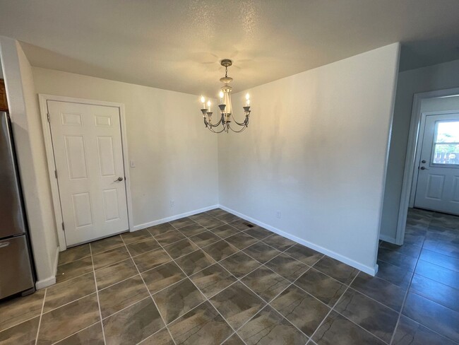 Building Photo - 2 Bed 1 Bath Duplex with garage in Sutherlin