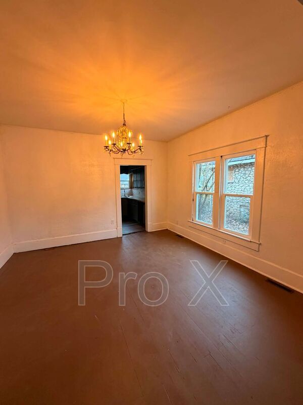 Building Photo - 1727 S Empire Ave