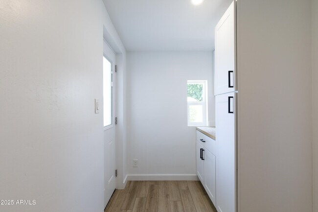 Building Photo - 1028 E Manzanita Dr