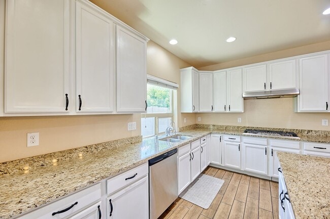 Building Photo - Lynx