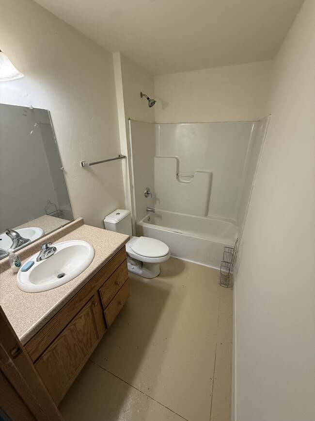 Building Photo - 722 Crooks St