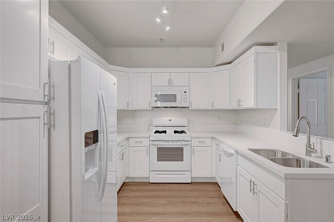 Building Photo - 2291 W Horizon Ridge Pkwy