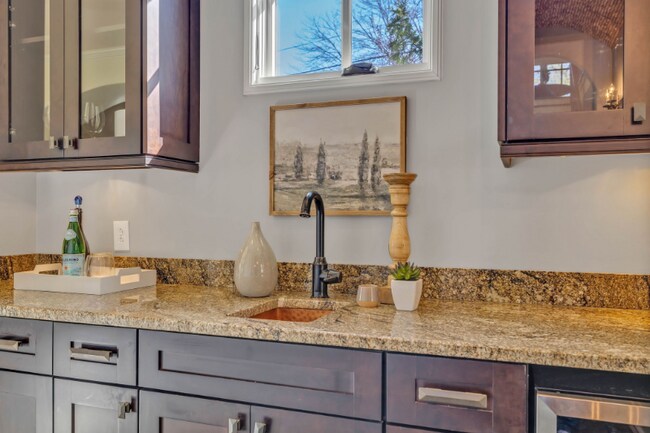 Building Photo - 1127 Glendale Ln