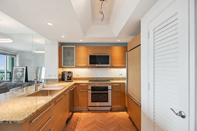 Building Photo - Turnberry Tower Beauty With Stunning Views