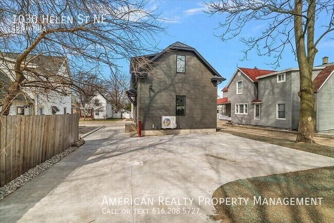 Building Photo - 1030 Helen St NE