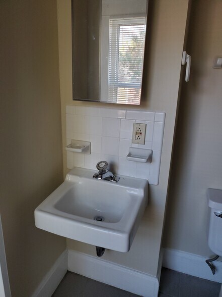 Bathroom - 216 NE Douglas St