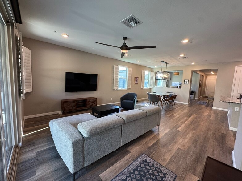 Living room - 331 Coastal Redwood St