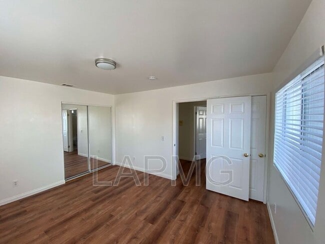 Building Photo - 762 W 21st St