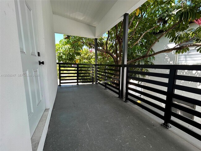 Building Photo - 638 SW 21st Ave