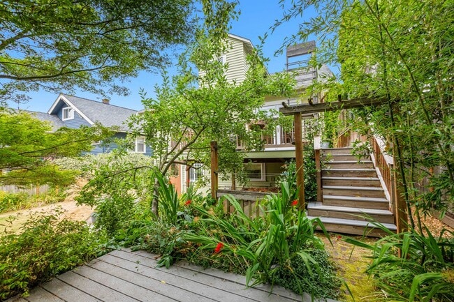 Building Photo - 5Bd/2Ba Seattle Home