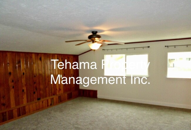 Building Photo - Charming 3 bedroom 1 bath with spacious bo...