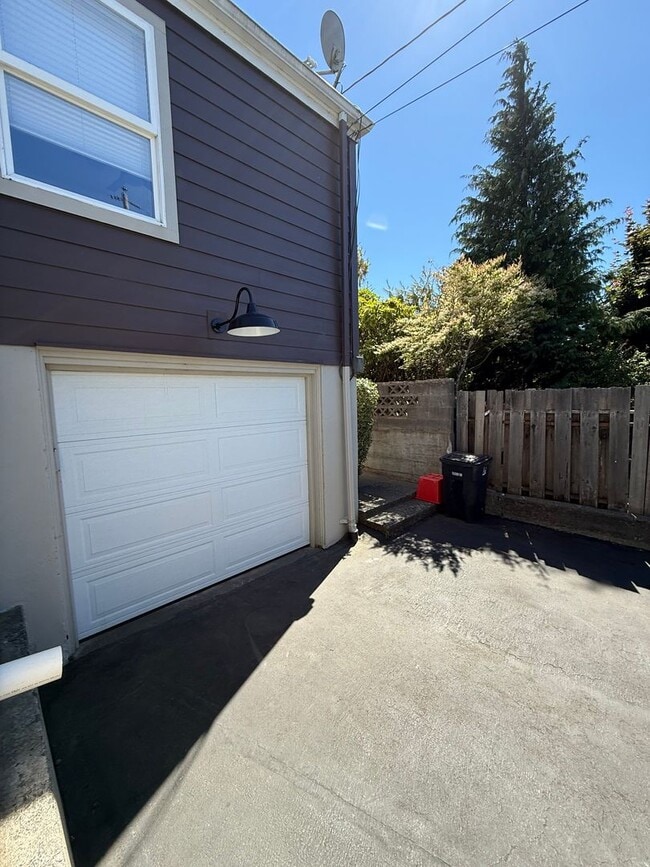 Building Photo - Newly Remodeled 3 Bed/2 Bath in North Bend