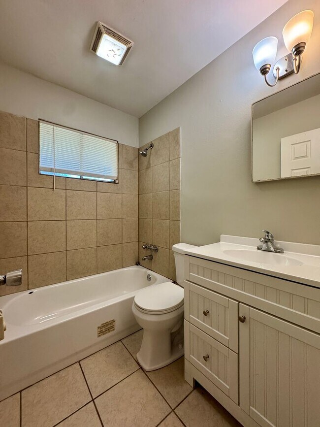 Building Photo - 1014 N Larchmont Dr