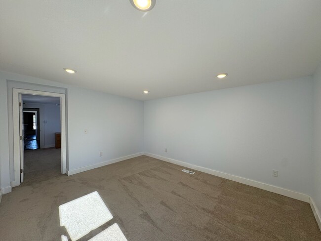 Building Photo - Recently Renovated 4 Bed/2 Bath House in H...