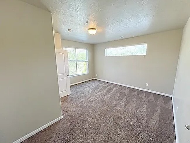 Building Photo - 426 W 200 N St