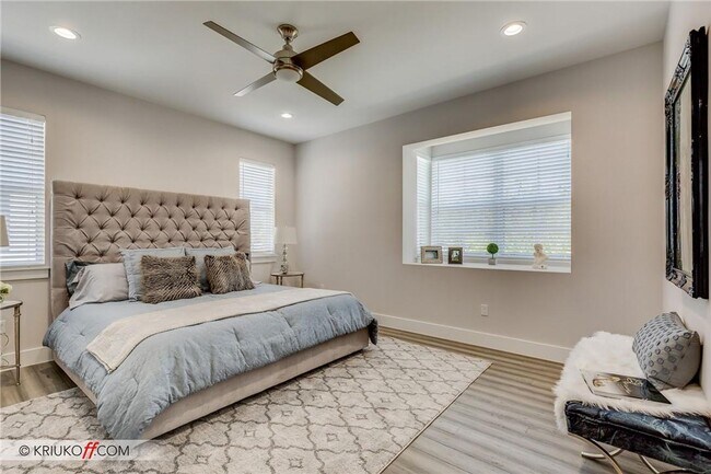 Building Photo - 637 SW 12th Ave