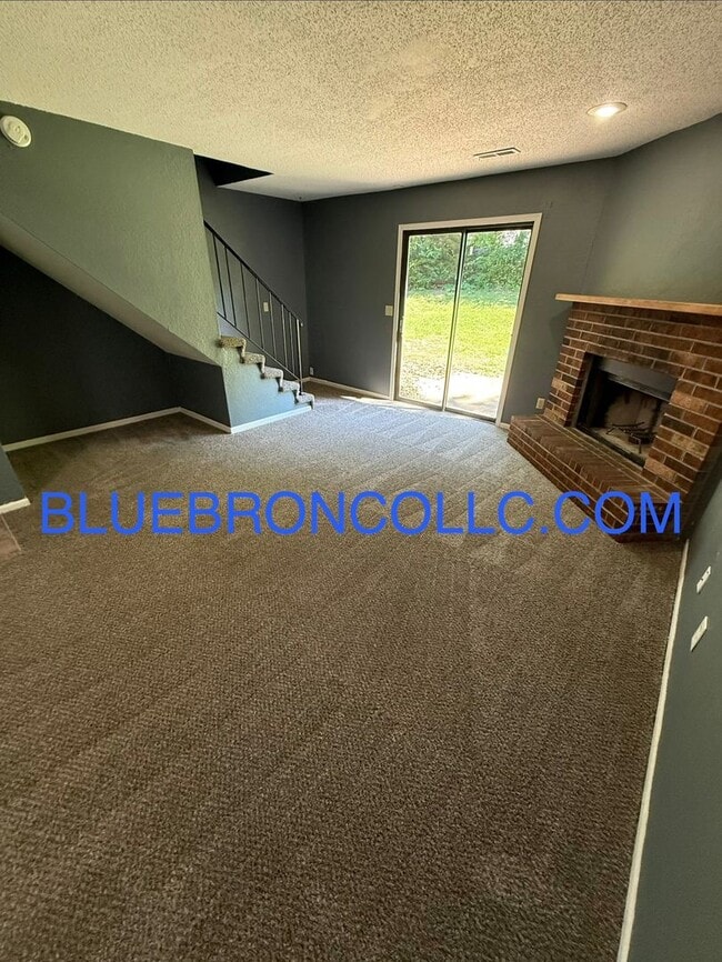 Building Photo - This one will go fast, marvelous 3 bedroom for great price in Lee's Summit