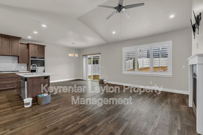 Building Photo - 1447 E Daylily Ct