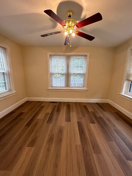 Building Photo - 408 S Hanley Rd