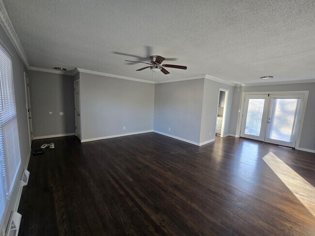 Building Photo - 3 Bedroom Ranch with large fenced in backyard