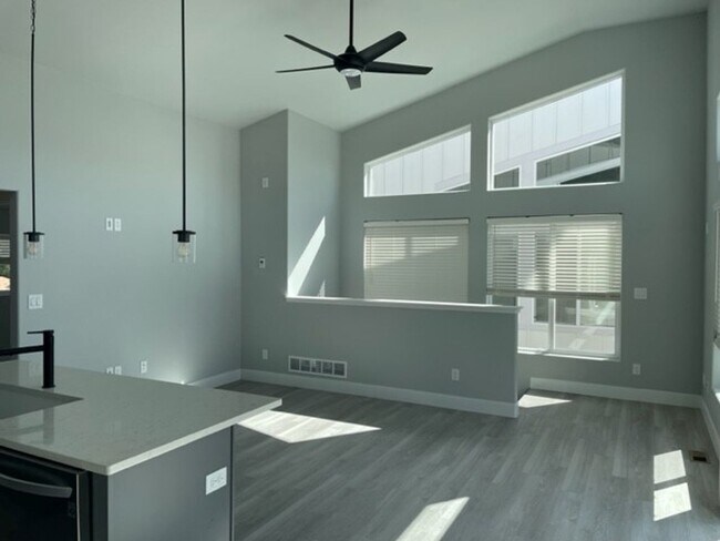 Building Photo - Townhouse For Lease