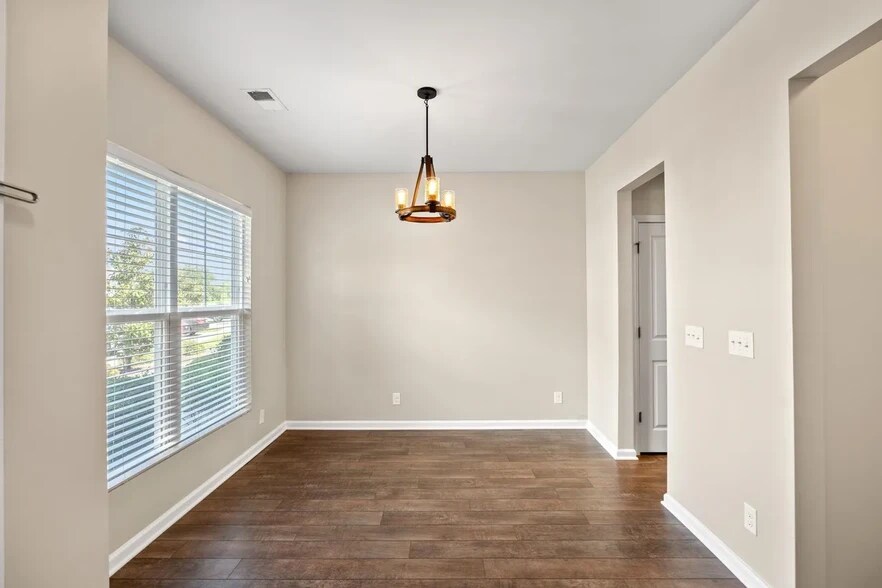 Building Photo - 261 Castle Dr