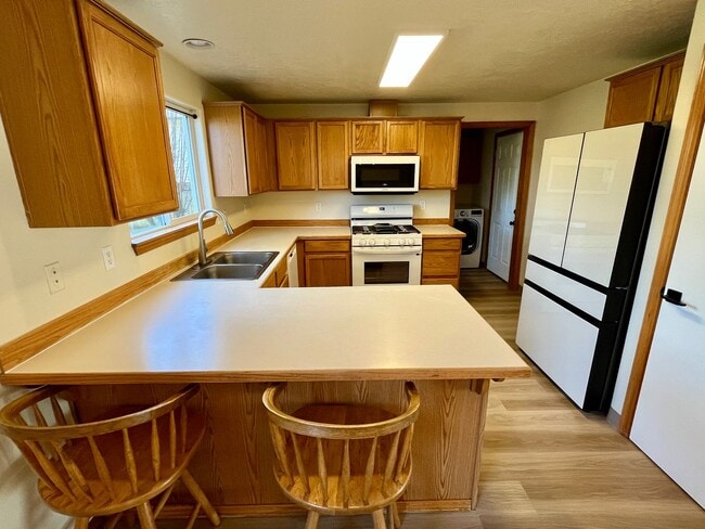 Building Photo - Charming 3-Bedroom/2.5-Bathroom House in the Cathedral Park Neighborhood of St. Johns - See Move-...