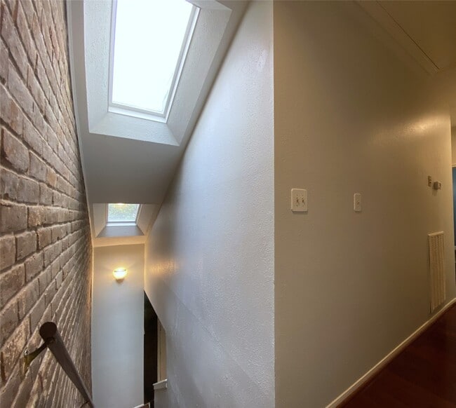 Building Photo - 2417 Branard St