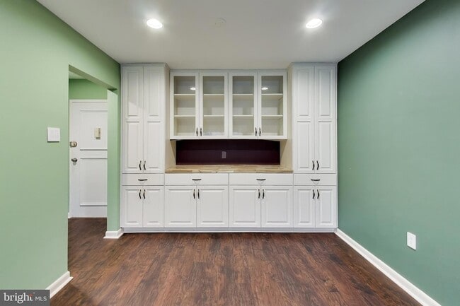 Building Photo - 7420 Lakeview Dr