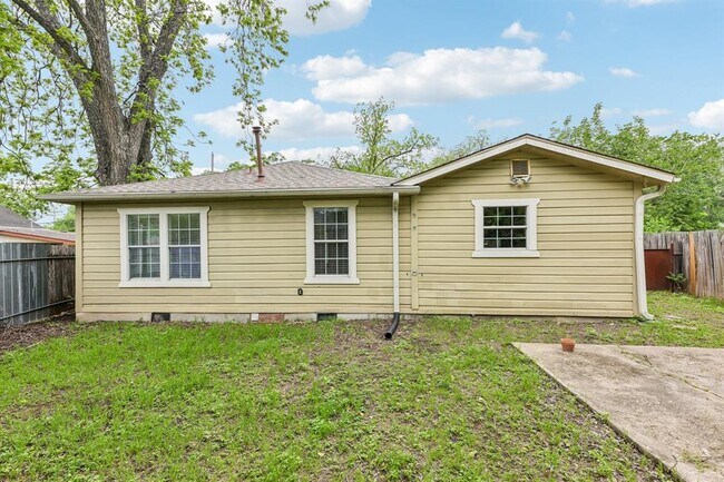 Building Photo - 903 Chote Ave