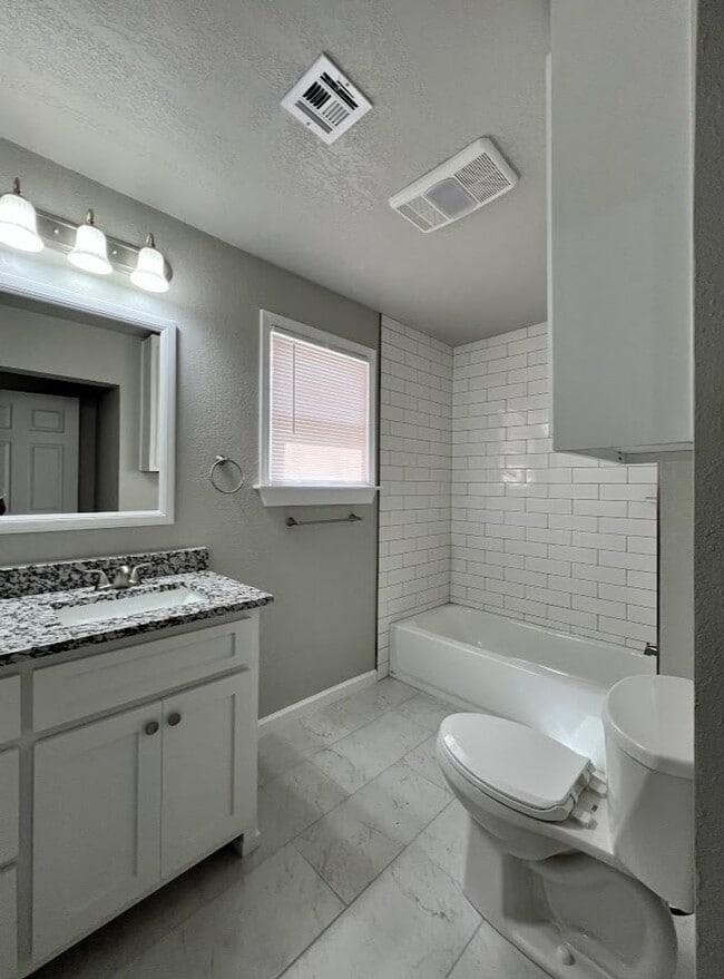 Building Photo - Beautifully Renovated 3 Bed, 1 Bath House