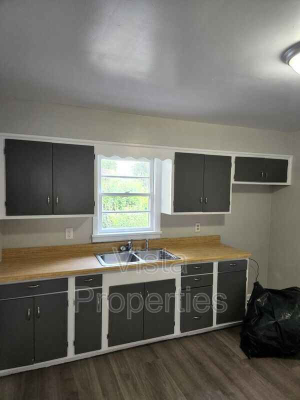 Building Photo - 1402 Fayette Dr