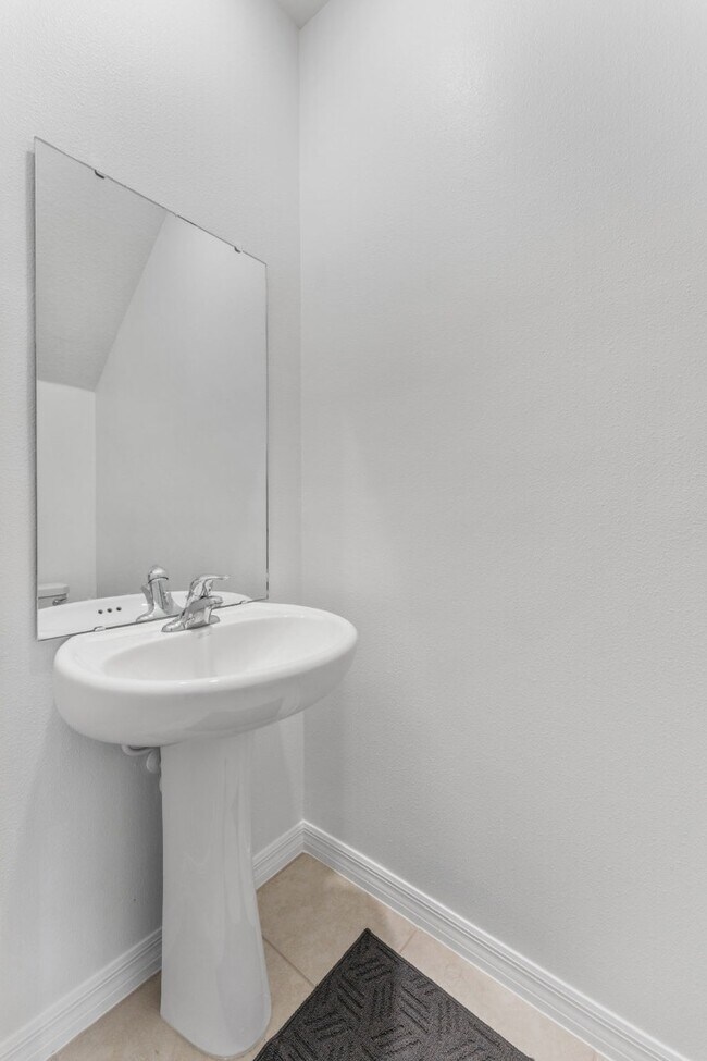 Building Photo - Luxury 3 BR + LOFT/2.5BA/1 Car Garage Luxury Townhome in the highly desirable GATED community of ...