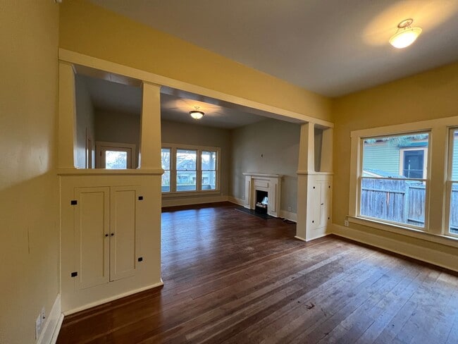 Building Photo - 3 Bedroom Craftsman style home in prime As...
