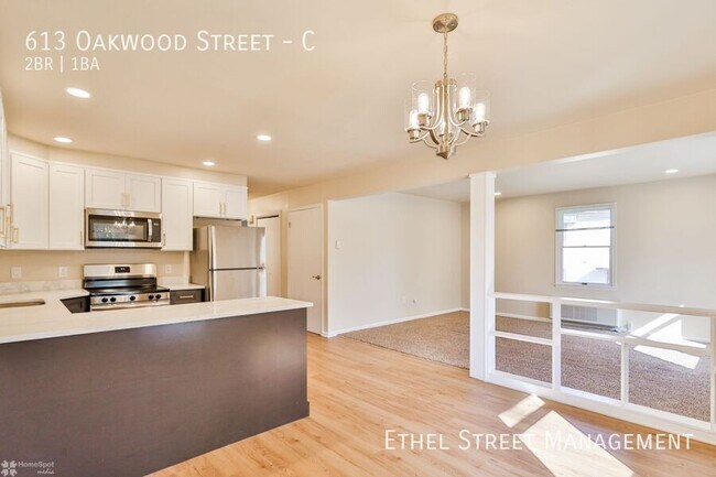 Building Photo - 613 Oakwood St