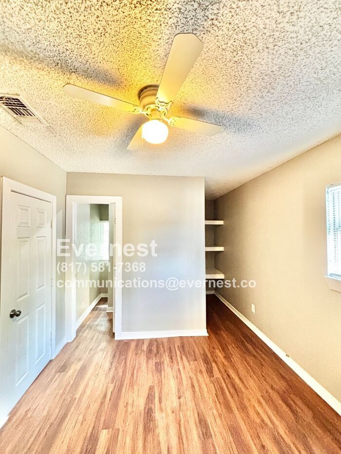 Building Photo - 2923 Azle Ave