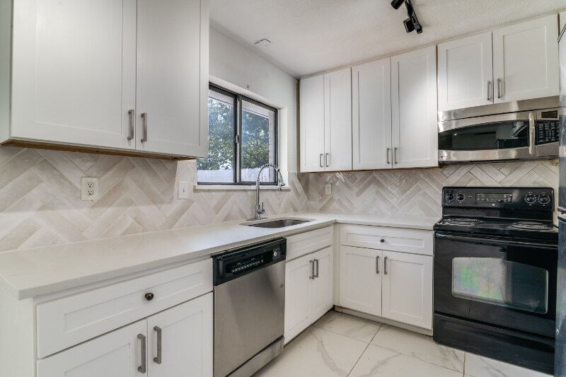 Building Photo - 1622 Hillwood Dr